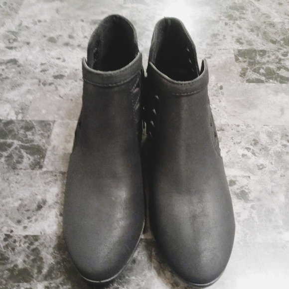 Soda Chance Perforated Cut Out Stacked Block Heel Ankle Booties - Picture 4 of 10